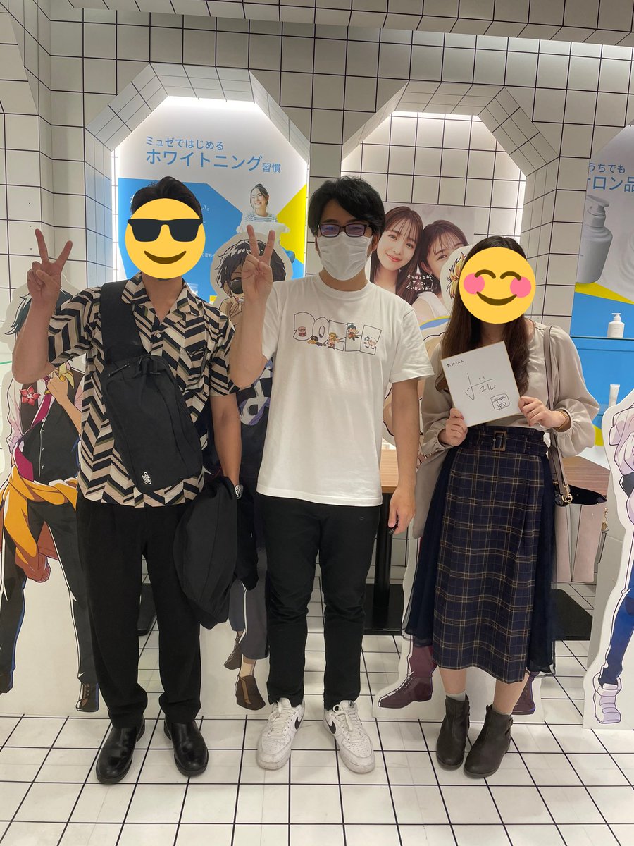 ami___panda6's tweet photo. 本日念願のドズル社カフェへ💕ドリンク飲み終わったタイミングでドズルさんがいらっしゃって、サインと写真まで撮っていただきました😭✨
ドズルさんから許可いただいたので、こちらの3ショット、結婚式のムービーで流しますね🥰笑
素敵な思い出になりました感謝💕

#ドズル社カフェ
#おらふくんグッズ https://t.co/LnsDUyPFMW