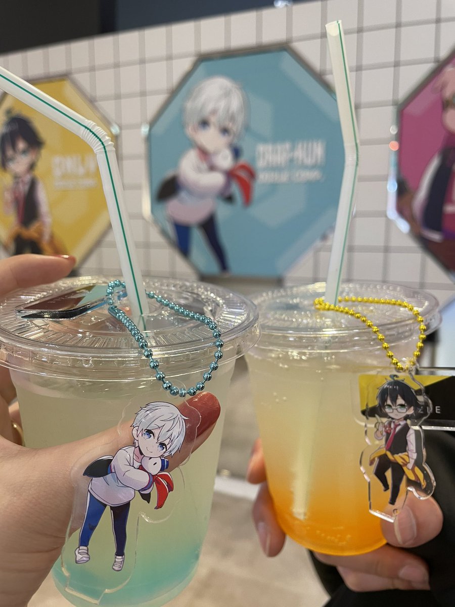 ami___panda6's tweet photo. 本日念願のドズル社カフェへ💕ドリンク飲み終わったタイミングでドズルさんがいらっしゃって、サインと写真まで撮っていただきました😭✨
ドズルさんから許可いただいたので、こちらの3ショット、結婚式のムービーで流しますね🥰笑
素敵な思い出になりました感謝💕

#ドズル社カフェ
#おらふくんグッズ https://t.co/LnsDUyPFMW