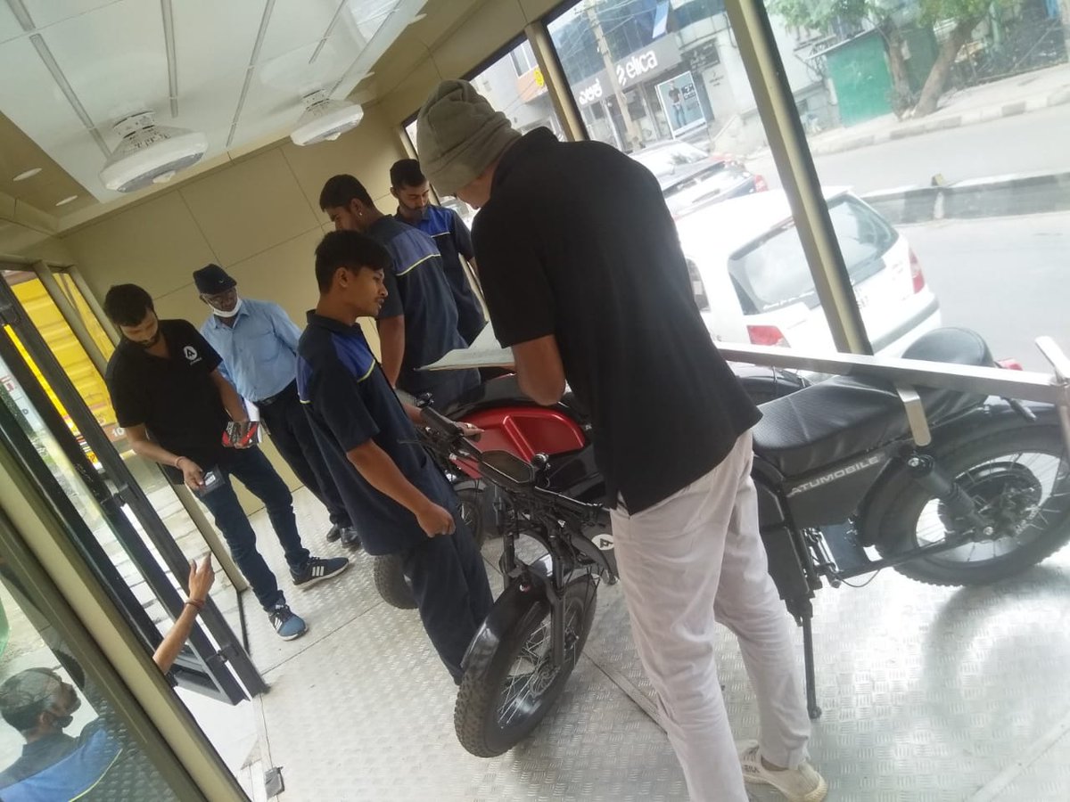 atumobile's tweet photo. #ShowroomOnWheels exploring the streets of Bangalore and the folks exploring our stylish #Atum1.0! https://t.co/K8IQnGwQgz