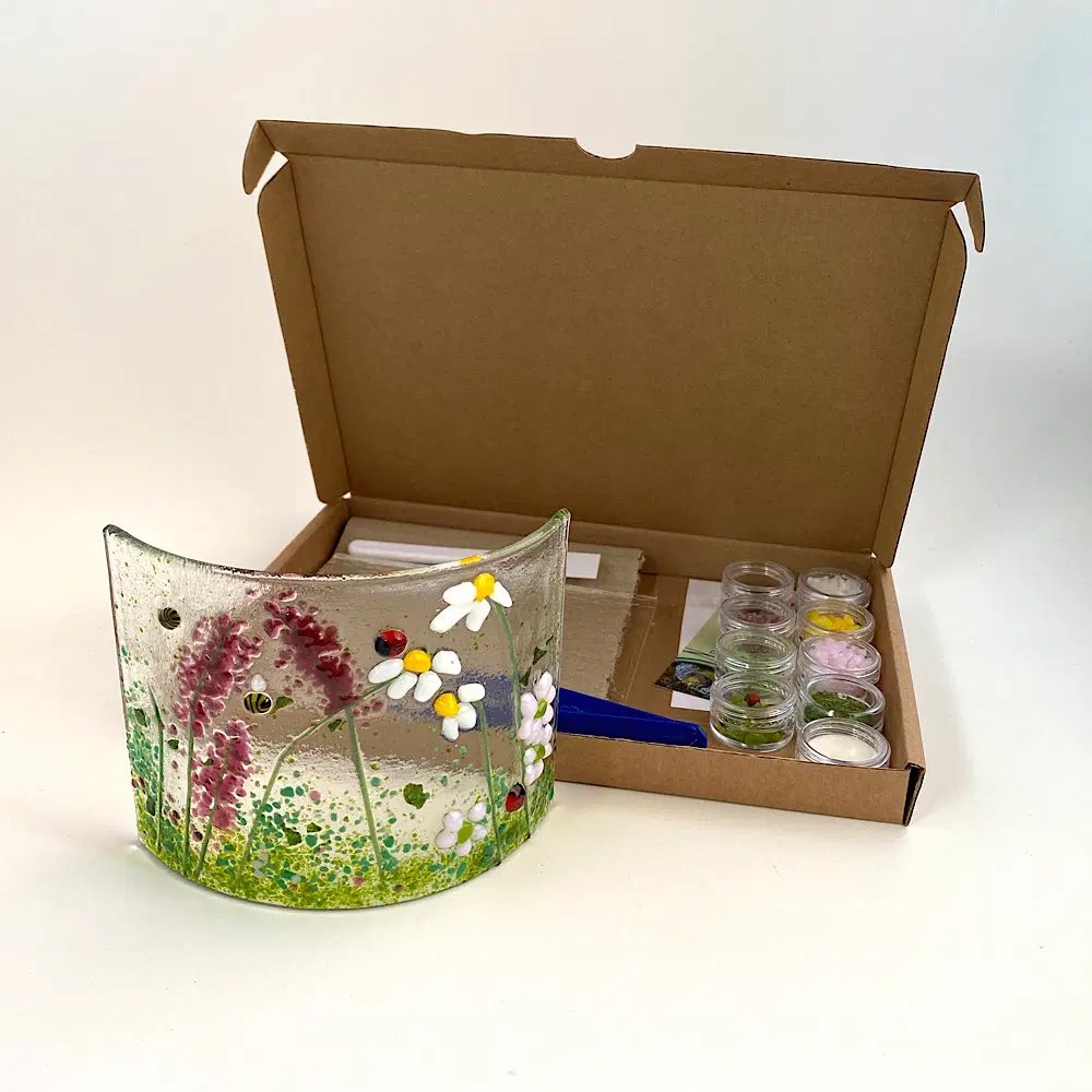 <a href="/BritishCrafting/">BritishCraftHouse</a> I love this meadow curve kit. It’s great because you have the fun of making it and end up with a beautiful piece at the end (like all my kits and no kiln required) 😊#tbchpowerhalfhour thebritishcrafthouse.co.uk/product/flower…