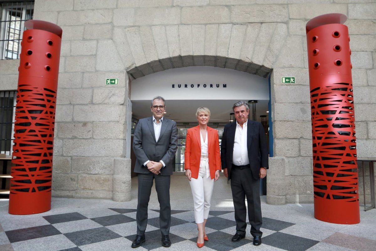 ProdwareES's tweet photo. @carmeartigas, Secretaria de Estado de #Digitalización e #IA, @ChemSanch, #CEO de #Prodware,  Carlos Bastarreche, ex Embajador en #ReinoUnido y socio de @cremadescsotelo. #DiálogosProdwareCremades #política #tecnología #economía #relacionesinternacionales https://t.co/1PdI0DGWf3