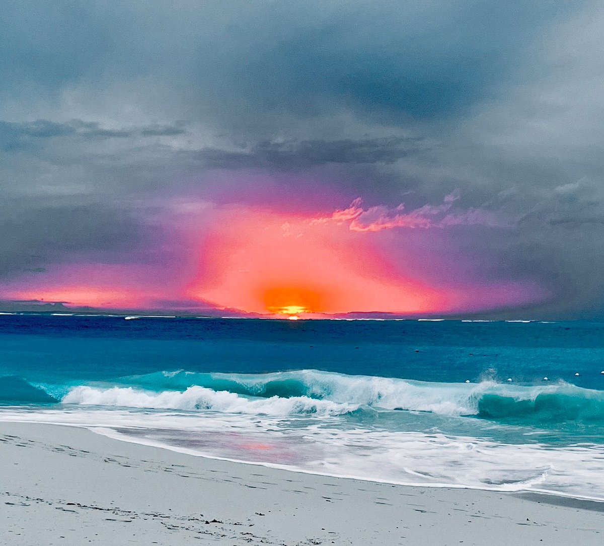 KnuytSandra's tweet photo. Stormy sunset on Grace Bay🌅
#sunset #turksandcaicos #gracebay #sandraknuyt https://t.co/37xhJHEuuO