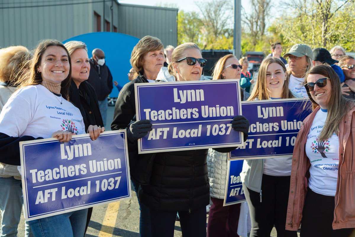 AFTMass's tweet image. Our @LTU1037 members standing up for their students and schools #classsize #caseload #solidarity