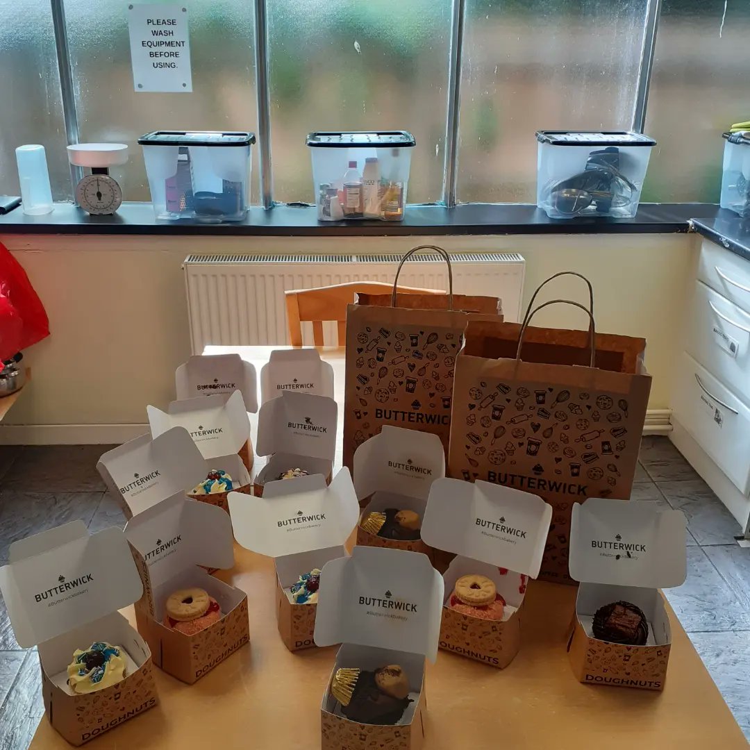 EastHeadway's tweet photo. It may be Friday the 13th but its definitely not unlucky for us here at HEN! A new HEN client very kindly bought us all some fabulous cakes to enjoy, how thoughtful. What a way to start the weekend! #Butterwick #cupcakes #weekendstartshere https://t.co/Og3utQsqvu