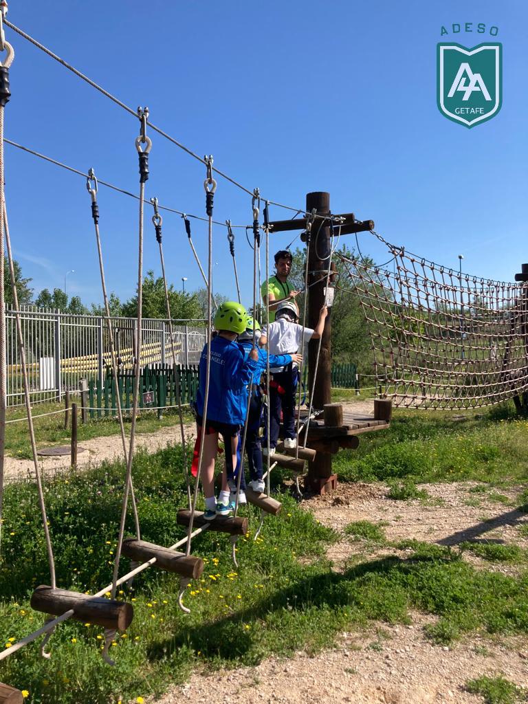 Este martes, nuestros alumnos/as de Adeso de 1° y 2° de Primaria estuvieron de excursión en el Trepopark. 

Allí hicieron circuito de cuerdas, tiro con arco, ghymkana de superheroes,  juegos de habilidad y destreza, orientación....

¡se lo pasaron en grande!