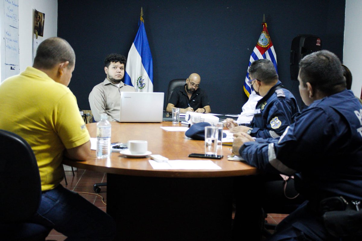 oscarmonzond's tweet photo. #GobernadoresEnAccion
Este día junto a representantes del Consejo Departamental de Seguridad Vial (CODESEVI) acordamos acciones a implementar para mejorar el tráfico
La instalación de
Túmulos. 🚧
Señales de alto. 🛑
Gestores de tráfico. 🦺
#CODESEVI
#CONASEVI https://t.co/K4hI3m0ErW