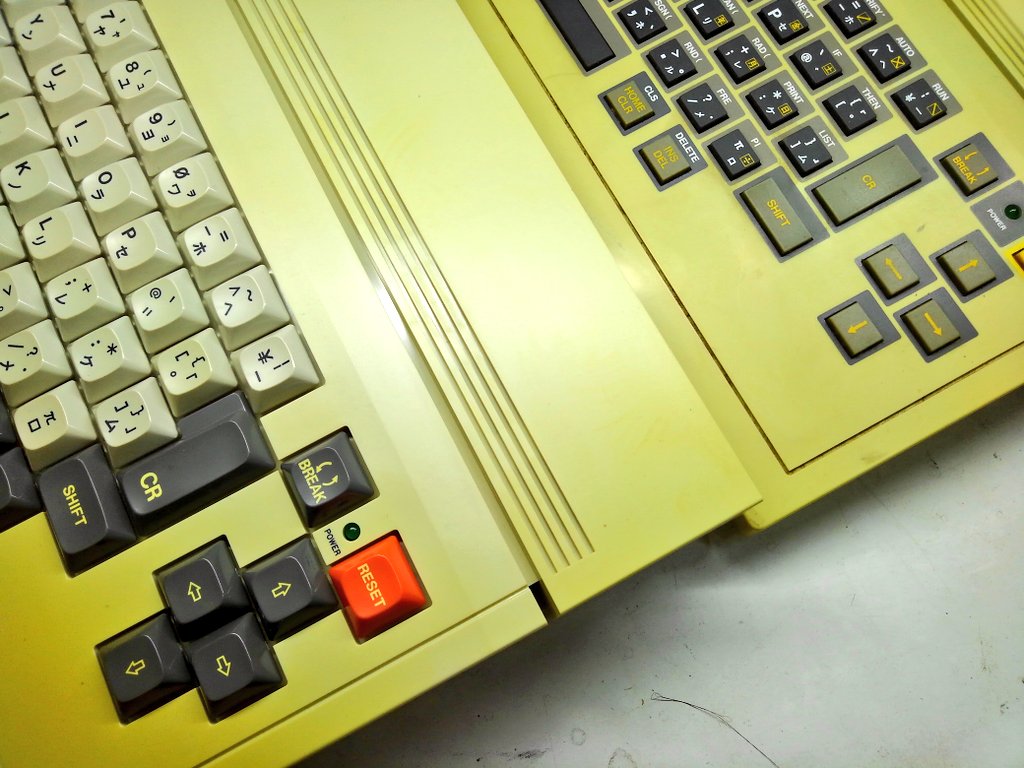 toshitada1973's tweet photo. SC-3000のキーボードがハードタイプになったSC-3000H。どっちも捨てがたいかっこよさ…。
#SC3000
#SC3000H https://t.co/EBS0JPN3Df