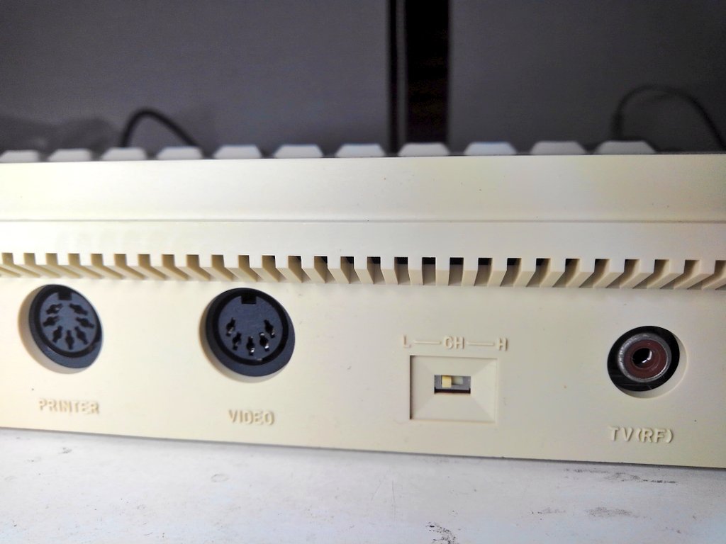 toshitada1973's tweet photo. SC-3000のキーボードがハードタイプになったSC-3000H。どっちも捨てがたいかっこよさ…。
#SC3000
#SC3000H https://t.co/EBS0JPN3Df
