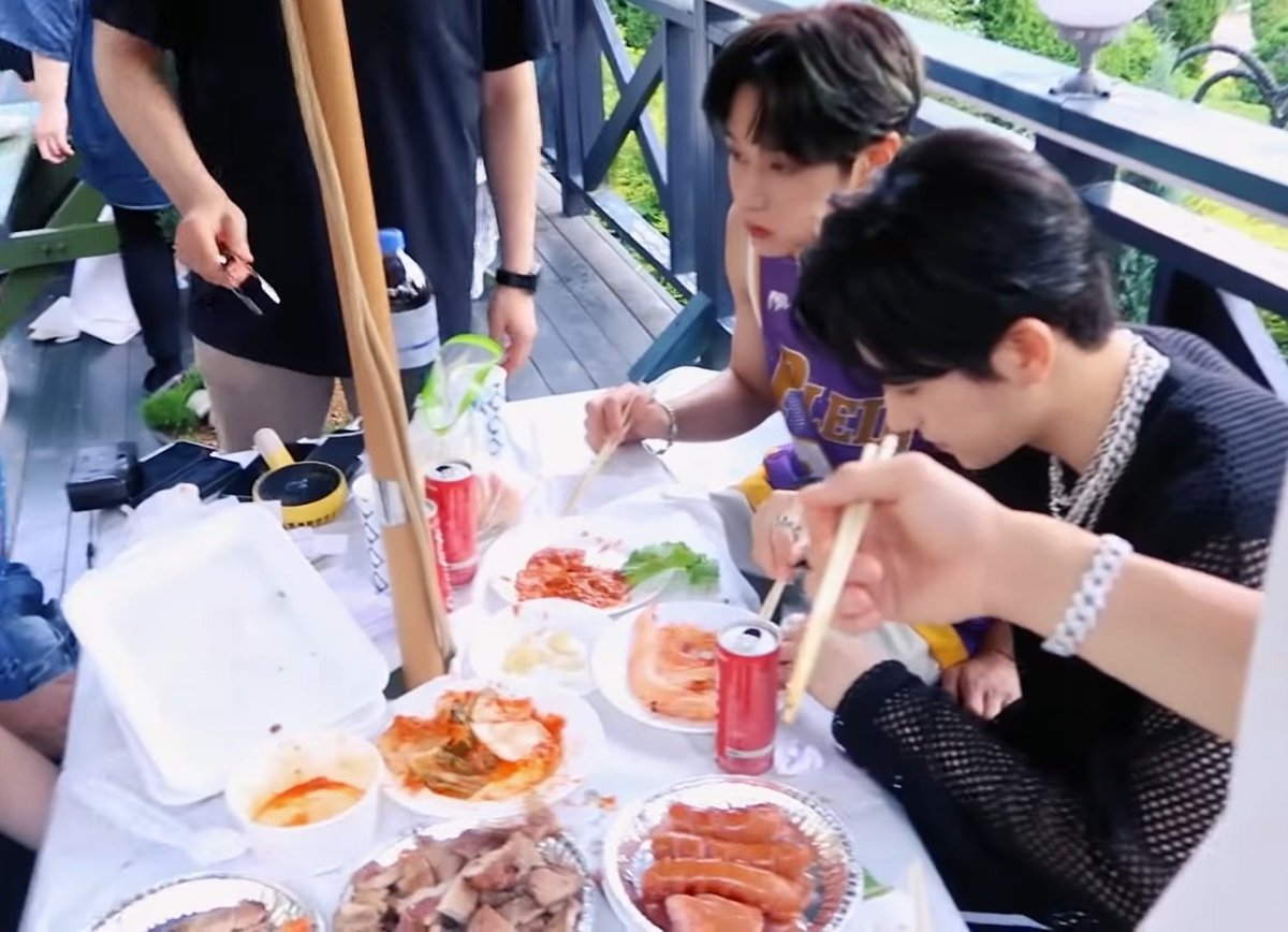 theirpiece's tweet photo. 대게도 까줘..
새우도 까줘..
치킨살도 발라줘..
쥬연이 이제 현제 없음 밥도 못먹어 https://t.co/MR6otOrR4I