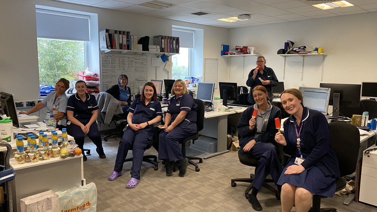 TraceyMurphy123's tweet photo. @Nursey_sarah72 @NCA_IRNursing @SRFTRenal @NCAlliance_NHS Celebration of Nursing Day continues at Salford Care Org .. fruit, juice and pamper kits given out across the organisation today! https://t.co/aLPgpsbt38