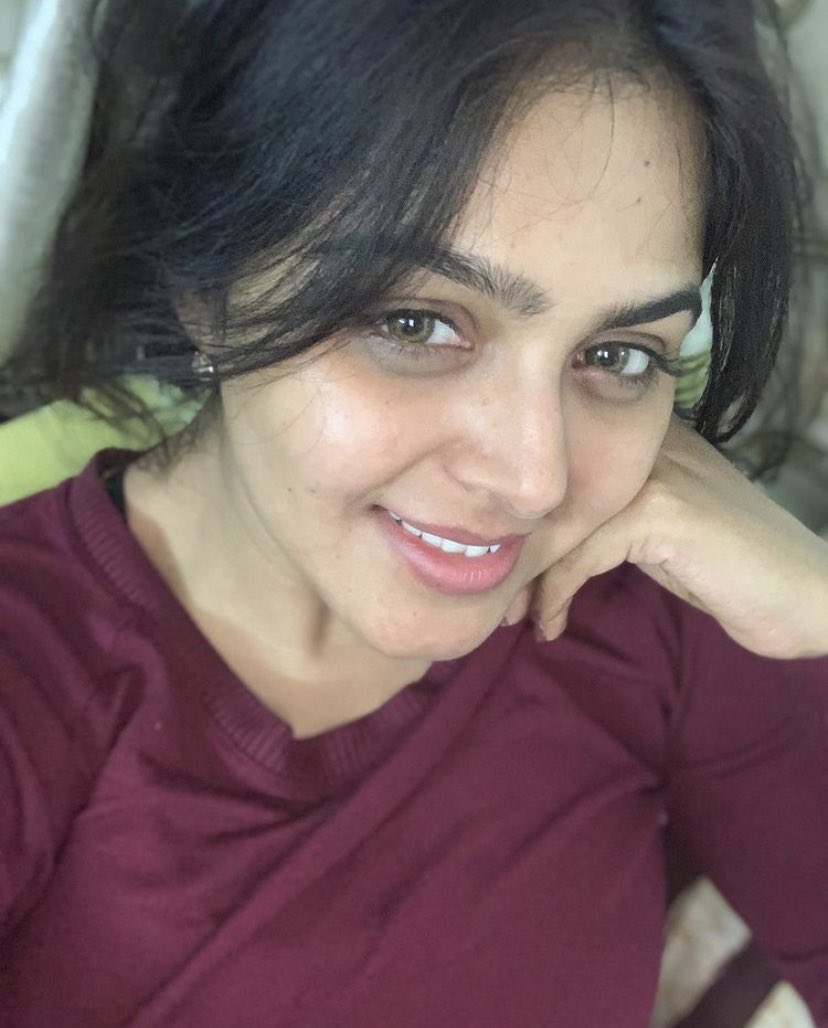 BBreviewerhere's tweet photo. That glow 

#HBDRavishingBeautyMonalGajjar https://t.co/KE41aNj57J