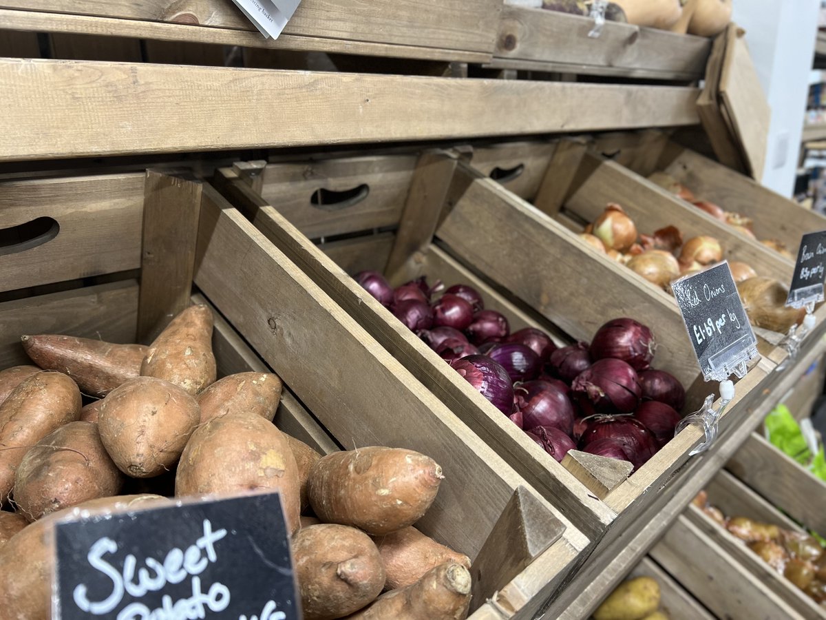 Occombe_Farm's tweet photo. New! Exeter based, @DartFresh, has been a family run business since 1957. Supporting local growers is at the heart of everything they do. 

We're excited to have an extensive range of fresh produce in-farm now! 

#occombefarm #localproduce #newsupplier https://t.co/LwLYS6EP9D