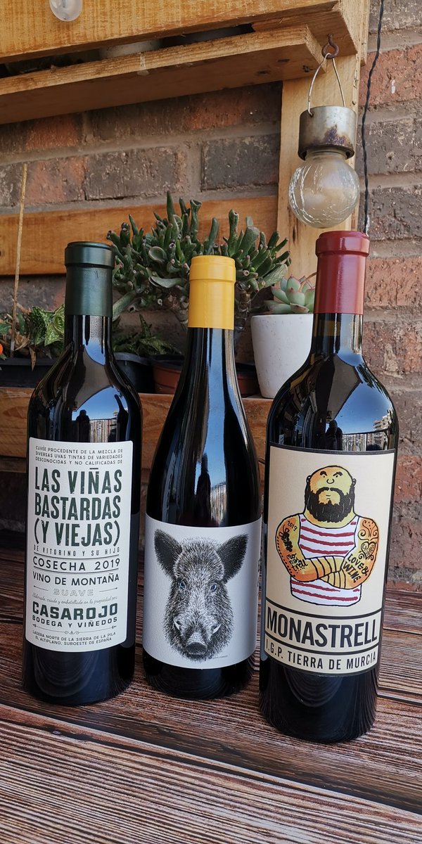 SirMactres's tweet photo. Como me gusta que venga este repartidor... @BodegasCasaRojo 🤗🍷🍷#machomanmonastrell #enemigomio #lasviñasbastardas https://t.co/TDOSSDcRpt