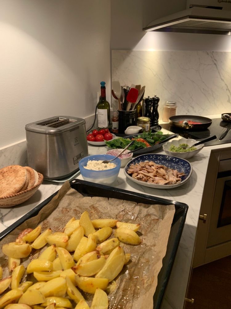 cooking dinner naaa😍🥘