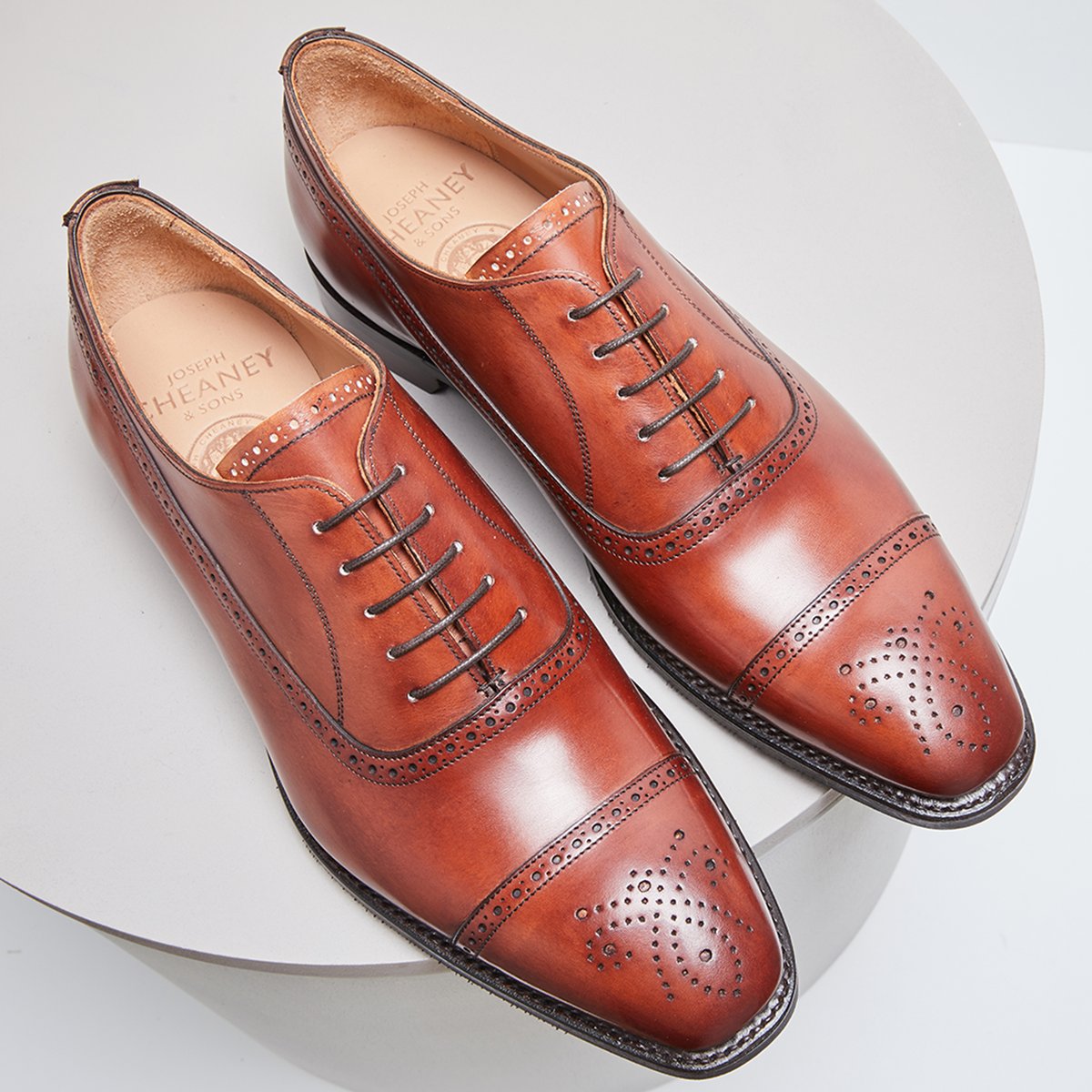cheaneyshoes's tweet photo. Winchester &amp; Bury in Dark leaf is one of the richest shades of colour we offer!  The vibrant colour is created by hand through a keen eye using the process known as burnishing. #cheaneyshoes #goodyearwelted #SS22 #sustainable #madeinengland https://t.co/VGkJbCDYs2