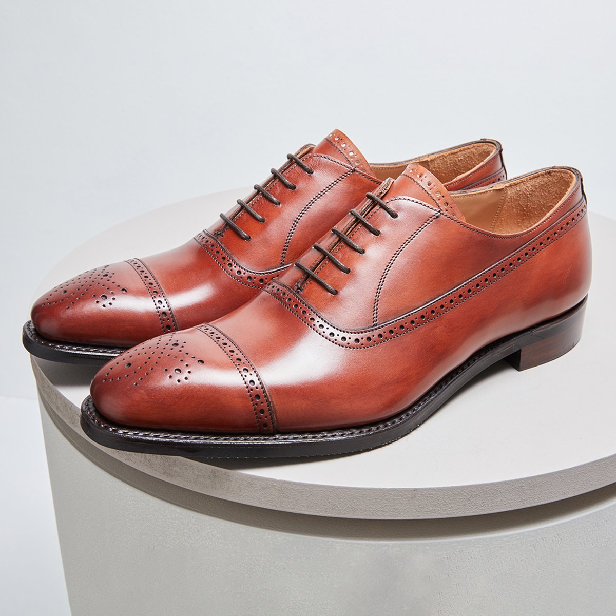 cheaneyshoes's tweet photo. Winchester &amp; Bury in Dark leaf is one of the richest shades of colour we offer!  The vibrant colour is created by hand through a keen eye using the process known as burnishing. #cheaneyshoes #goodyearwelted #SS22 #sustainable #madeinengland https://t.co/VGkJbCDYs2