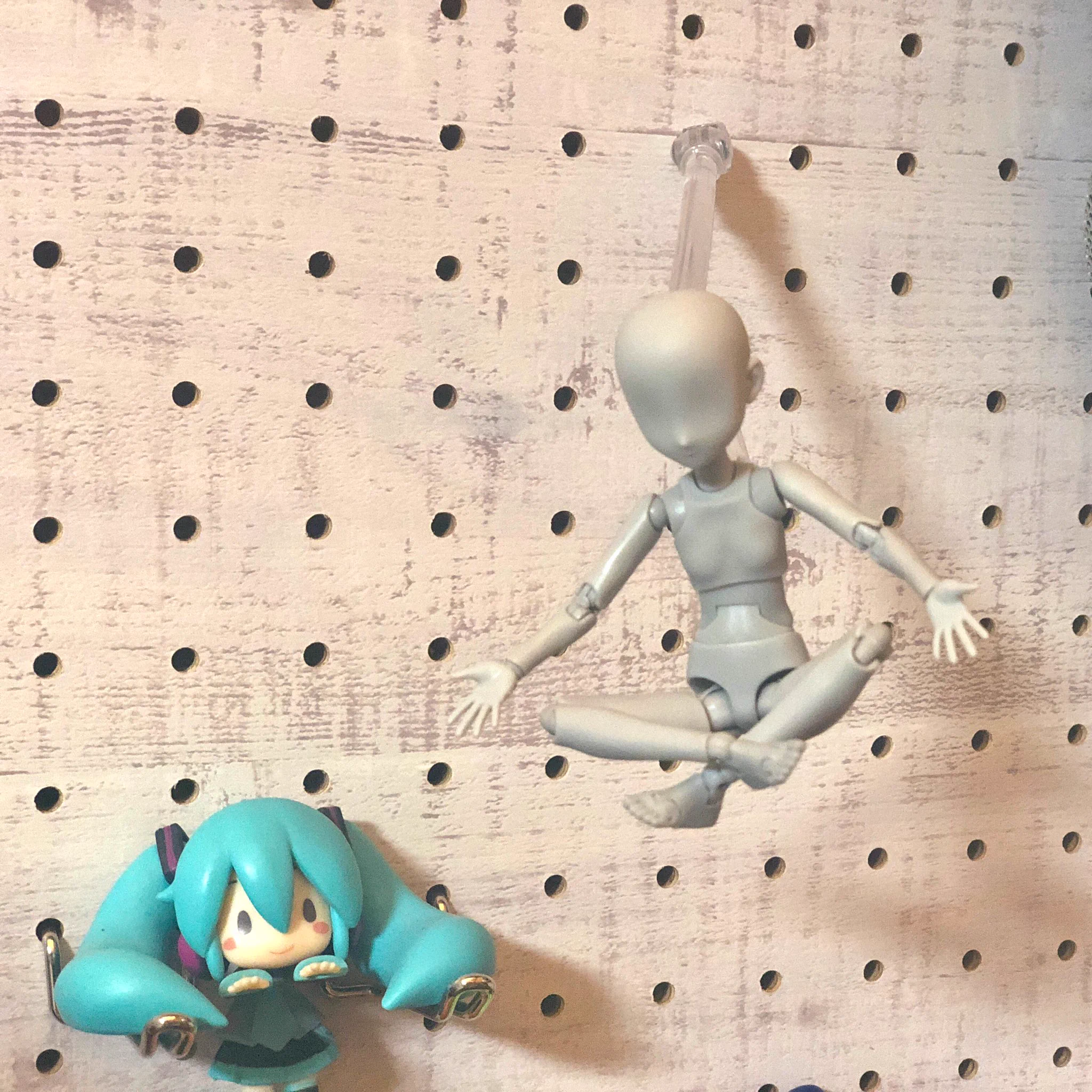 このツイートを見て もしかして…と思って、フィギュアのスタンドを有孔ボードに刺してみたら刺さった事をお伝えしておきます  