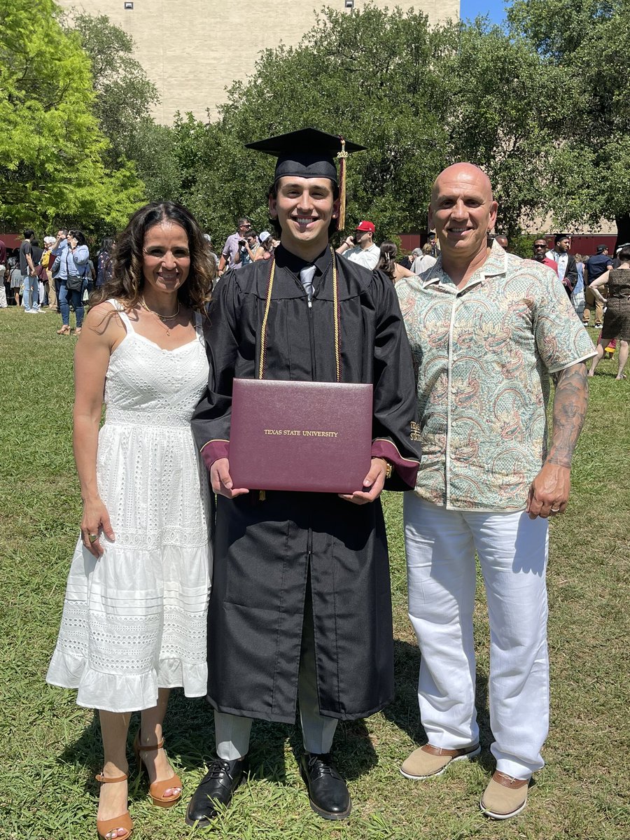 CoachJCoss's tweet photo. Ezekiel Coss/Bachelor of Science/Major in Biochemistry/Magna Cum Laude/next stop…School of Medicine. Congratulations son. PROVERBS 22:6 https://t.co/nvj8eT9CjW