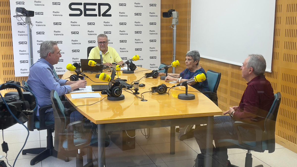 CarcellerDocu's tweet photo. Gràcies @radiovalencia per convidar al professor Laguna i a Olivia Yule, filla de Carlos Gómez Carrera, "Bluff", el dibuixat de La Traca que va ser afusellat juntament amb Carceller al mur de Paterna en 1940. Una tràgica història contada en  #CarcellerDocumental de @macian2002 https://t.co/Ftc3R9uD5I