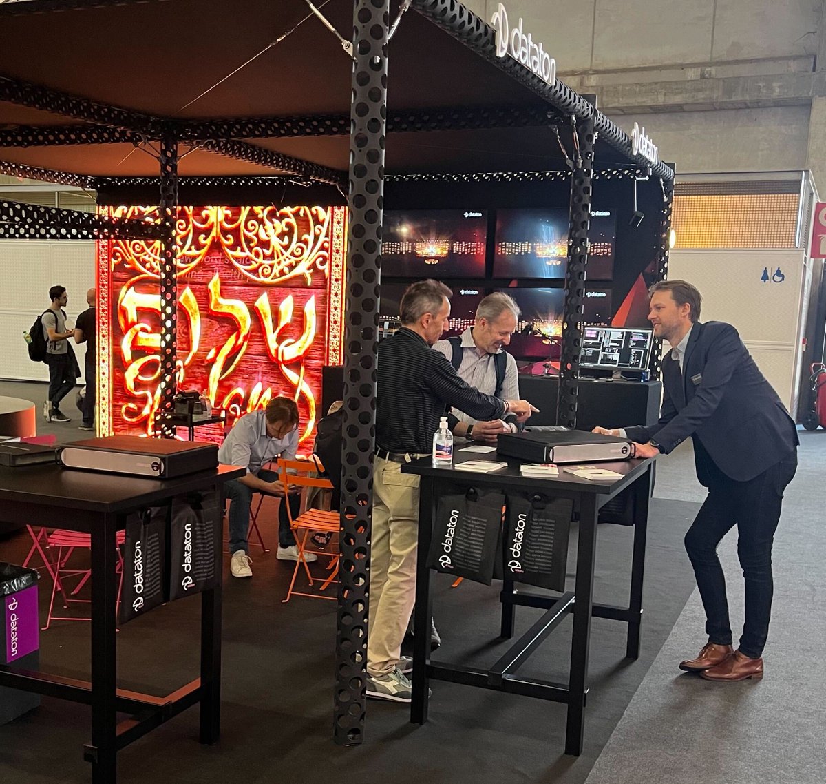 Dataton's tweet photo. Barcelona: It's the last day of #ISE2022 but there's still time to check out Dataton's new media servers, talk to a WATCHOUT expert and enjoy #HAKO, projection-mapped art by BARTKRESA studio. All at booth, 3C890!
#hako #BARTKRESAstudio
#datatonwatchout #watchpax https://t.co/Nf4Yf5nuJ9
