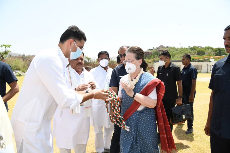 SachinPilot's tweet photo. आज कांग्रेस अध्यक्षा श्रीमती सोनिया गांधी जी का उदयपुर, राजस्थान पधारने पर स्वागत किया।
@INCIndia https://t.co/sfGxsgU665