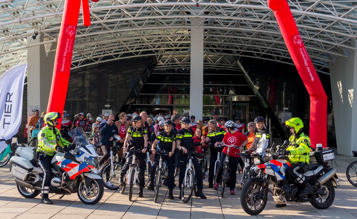 RagnaSchapendon's tweet photo. Inclusion Revolution; Athlete Leaders Lize&amp;Marit lead the Peloton @lavuelta 200 women- para- &amp; olympic cyclist, refugees, politicians, sponsors on bikes brought Flame of Hope + Red jersey to the major of Utrecht.  #PlayUnified #SDGs #Inclusion https://t.co/ajYWTPB9bW