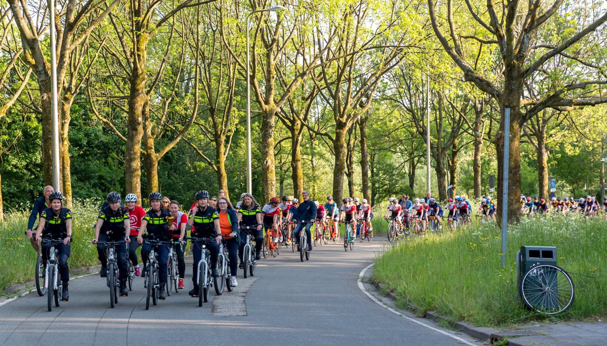 RagnaSchapendon's tweet photo. Inclusion Revolution; Athlete Leaders Lize&amp;Marit lead the Peloton @lavuelta 200 women- para- &amp; olympic cyclist, refugees, politicians, sponsors on bikes brought Flame of Hope + Red jersey to the major of Utrecht.  #PlayUnified #SDGs #Inclusion https://t.co/ajYWTPB9bW