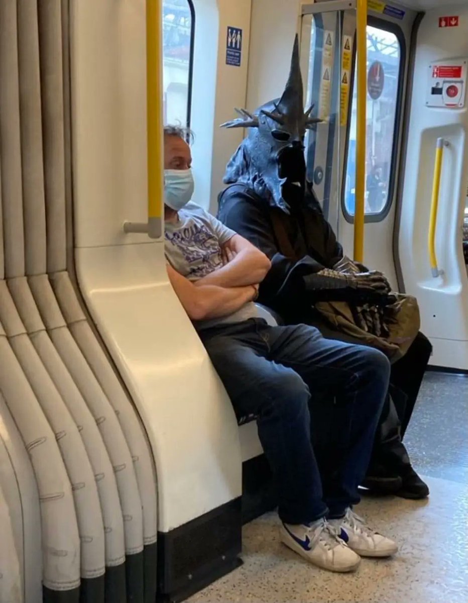 Chema_Ponze's tweet photo. Cuando debes detener a Frodo pero tu caballo está indispuesto. https://t.co/EjqOpSCX6h