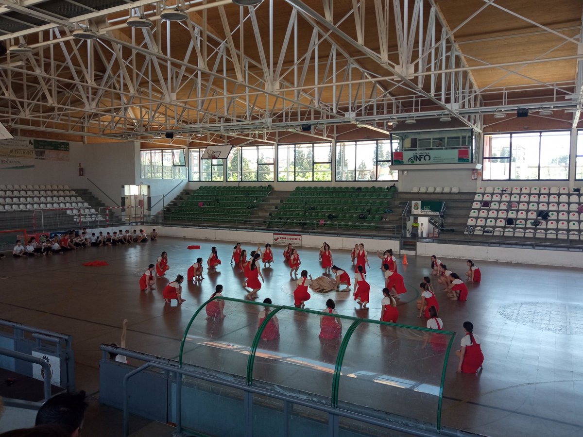 MerceRomR's tweet photo. @insjaumemimo a punt per l'actuació de #fivedaystodance al pavelló Xarau @Cerdanyola representant #human, drets humans presents en la dansa. https://t.co/J02YVbEaus