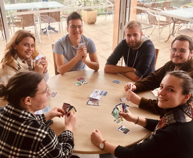 [Événement] Il y a 2 semaines, les doctorants du <a href="/LISM_CNRS_AMU/">Labo d'Ingénierie des Systèmes Macromoléculaires</a> ont fait les beta-testeurs pour Microbioworld ! Victoire de Streptococcus pneumoniae, qui a su collaborer avec les colonies adverses tout au long de la partie. Merci pour vos retours précieux !🦠🧠