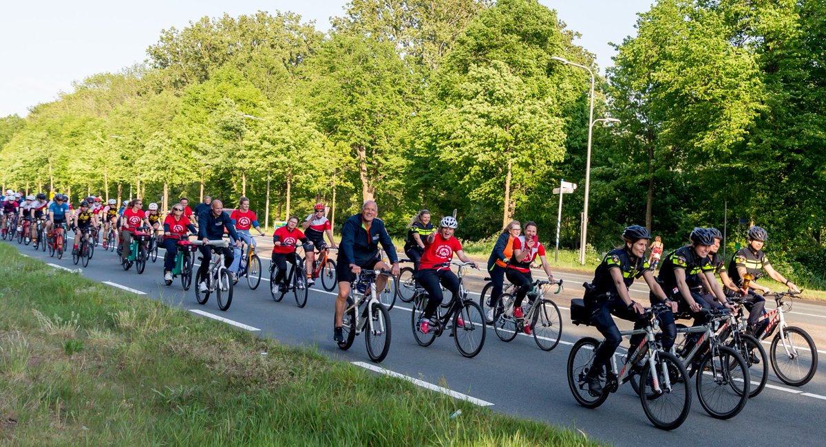 RagnaSchapendon's tweet photo. Inclusion Revolution; Athlete Leaders Lize&amp;Marit lead the Peloton @lavuelta 200 women- para- &amp; olympic cyclist, refugees, politicians, sponsors on bikes brought Flame of Hope + Red jersey to the major of Utrecht.  #PlayUnified #SDGs #Inclusion https://t.co/ajYWTPB9bW