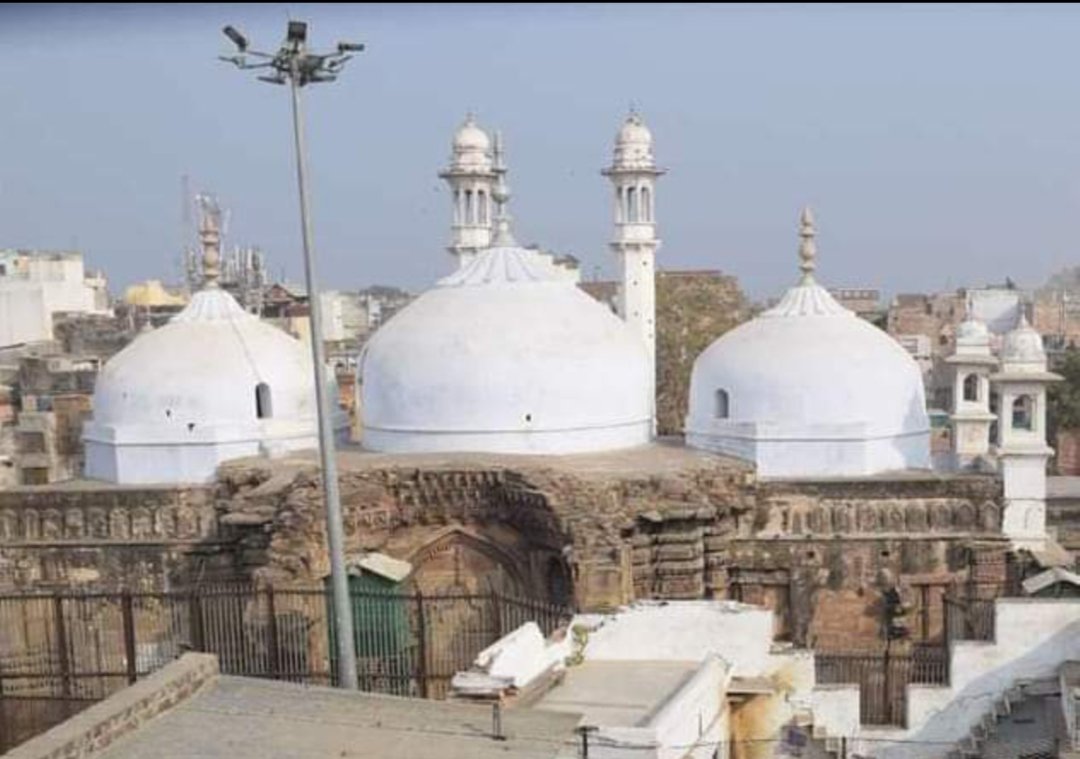 banarasivikas's tweet photo. मंदिर का शिखर तोड़कर उसपे टोपी पहना देने से सच्चाई नहीं छुपती #GyanvapiMosque #GyanvapiMasjid #GyanvapiMosqueControversy https://t.co/zBE7H5fUhn