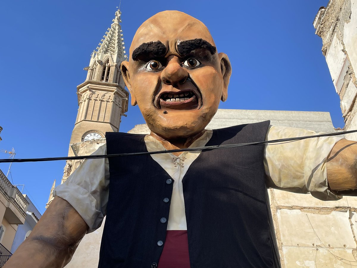 sebastiallodra's tweet photo. Casualitats? No ho crec!
Ara que s’han tornat posar de moda les traduccions #TILstyle en el #ManacorEncantat es fa aquesta escultura? És Guillem Estarellas, l’antic Secretari d’Educació de l’època @JRBauza?
🤔 https://t.co/h5tyKES8MV