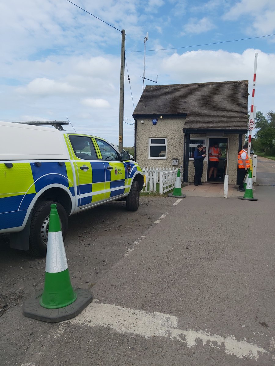 KentPoliceDover's tweet image. Pcso Bishop and Pcso Keehner was called to the Bay to help out with a vehicle that was banned from the bay 
#partnershipworking 
#prosecurity