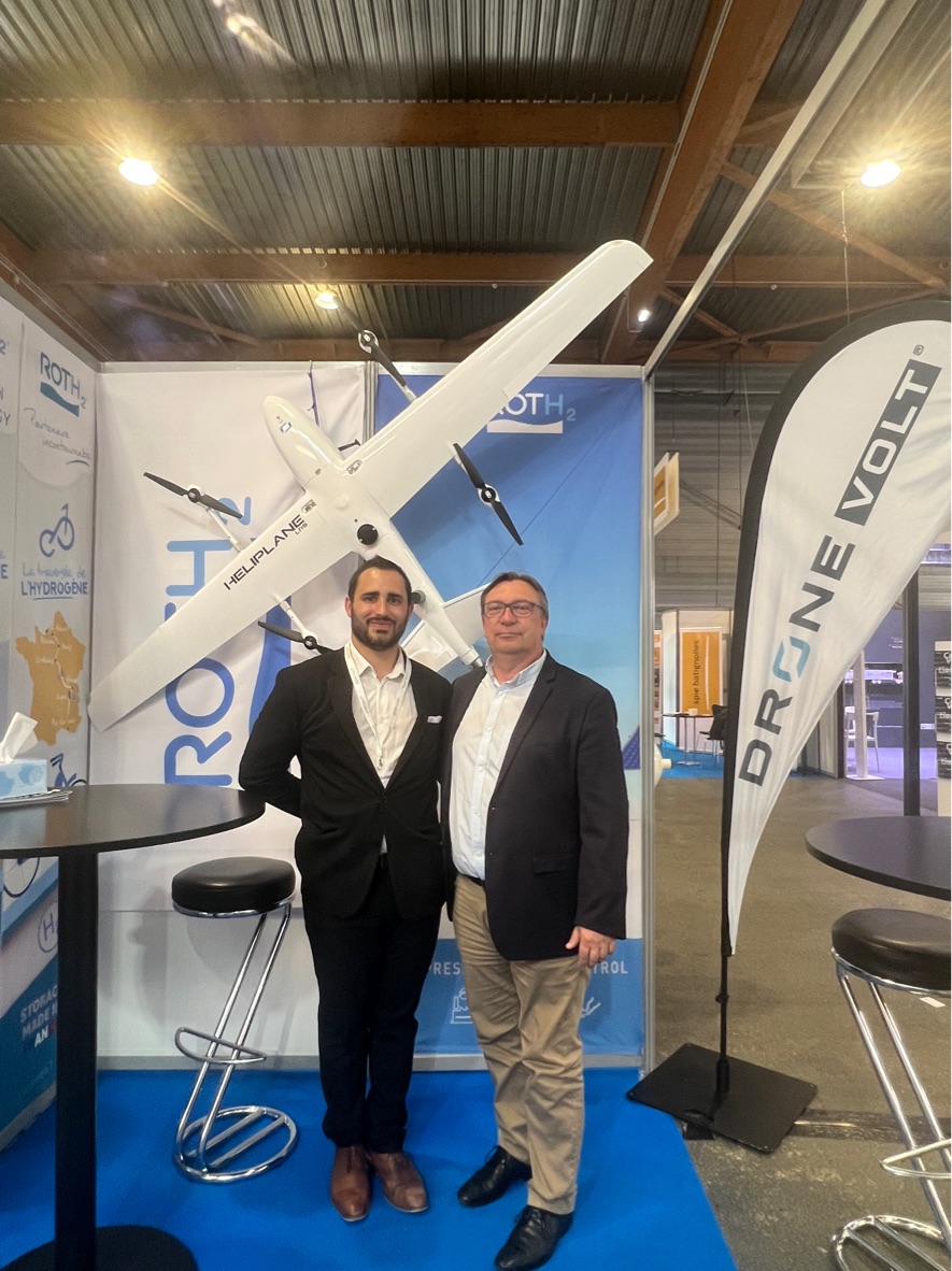 drone_volt's tweet photo. Nous étions aux côtés de notre partenaire @RotH2 sur le salon #HyVolution dédié aux acteurs de l'hydrogène. Notre Directeur Général a pu constater de l'intérêt certain pour le développement (en cours) d'un drone alimenté par un moteur à hydrogène.

#Hydrogene  #HyVolution2022 https://t.co/oHdmsTWzE8