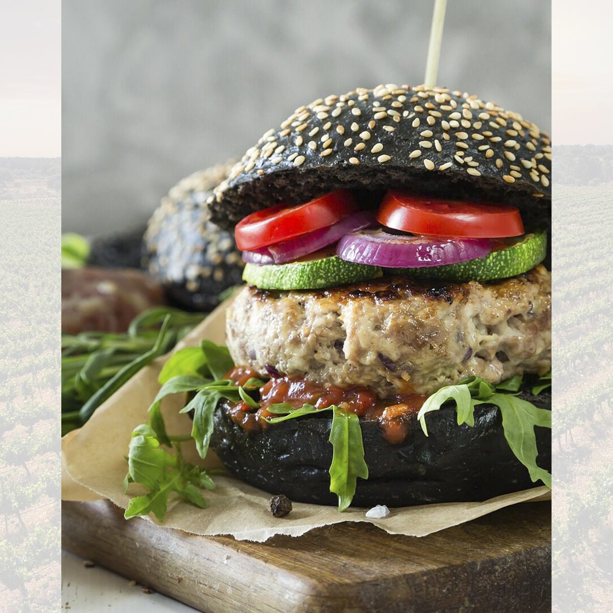 ¿Te atreves con una cena vegana?

-Hamburguesa vegana. Pueden hacerse con un gran abanico de ingredientes: legumbres, tofu, seitán, cereales, verduras...

-Sitrama Tinto Ecológico Vegano (TERRA). Un vino carnoso y estructurado con mucho tanino y postgusto duradero.