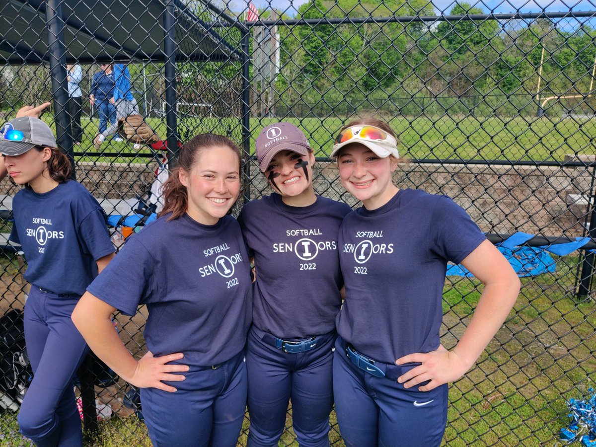 Ihsmustangs's tweet photo. Congratulations to girls Softball and their families who celebrated their Senior Night this week. 🥎

Shout out to:
#8 - Sara MacKinnon
#9 - Audrey Quish
#27 - Emily Rerick

Great job ladies and best of luck on your future!

#IHSMustangs #IHSsoftball #MustangPride https://t.co/lehJFMGw3v