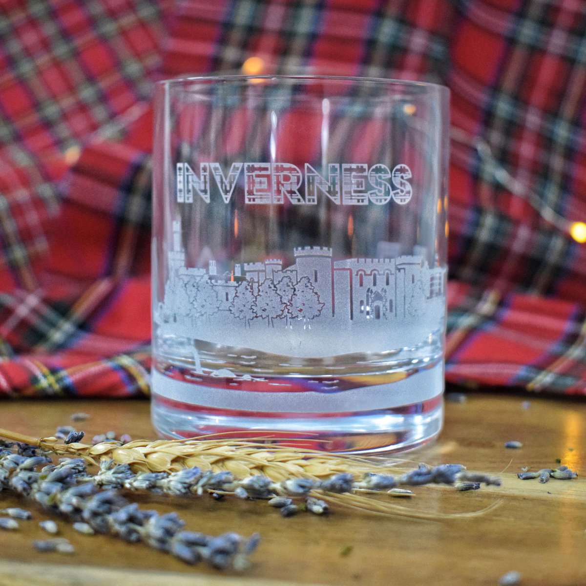 burnscrystal_'s tweet photo. In Scotland the further north you go, the more kilts you'll see! Keep your eyes peeled for a 21st century Jamie Fraser 👀 ❤

#burnscrystal #scottishgifts #scottishkilts #whiskyglass #whiskytumbler #outlander #jamiefraser https://t.co/syAyFxItSg