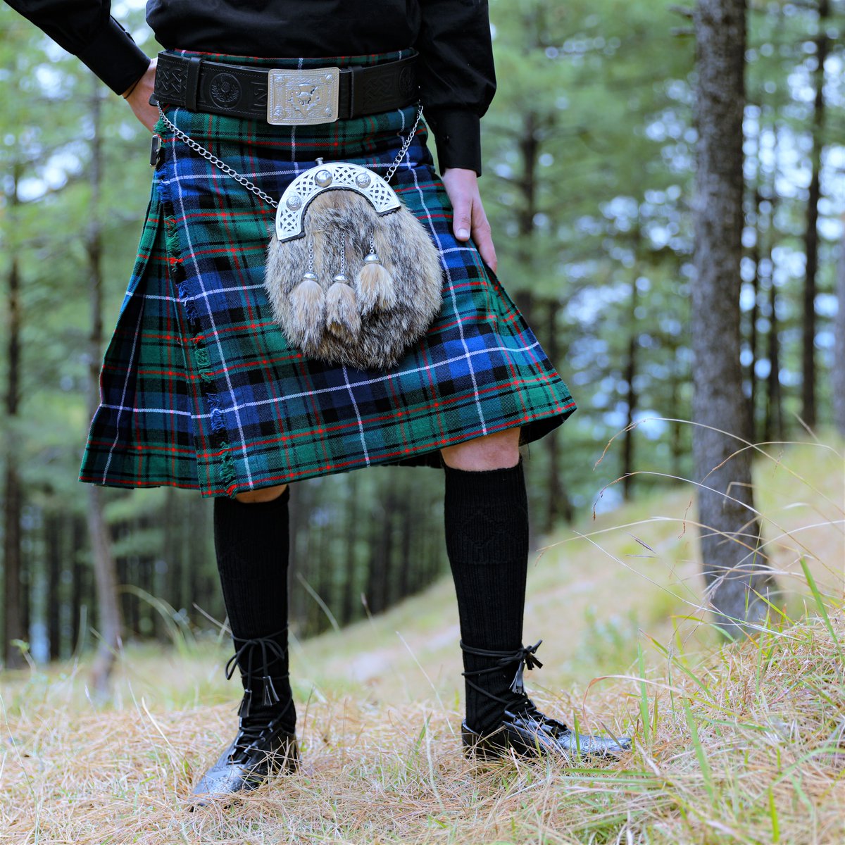 burnscrystal_'s tweet photo. In Scotland the further north you go, the more kilts you'll see! Keep your eyes peeled for a 21st century Jamie Fraser 👀 ❤

#burnscrystal #scottishgifts #scottishkilts #whiskyglass #whiskytumbler #outlander #jamiefraser https://t.co/syAyFxItSg
