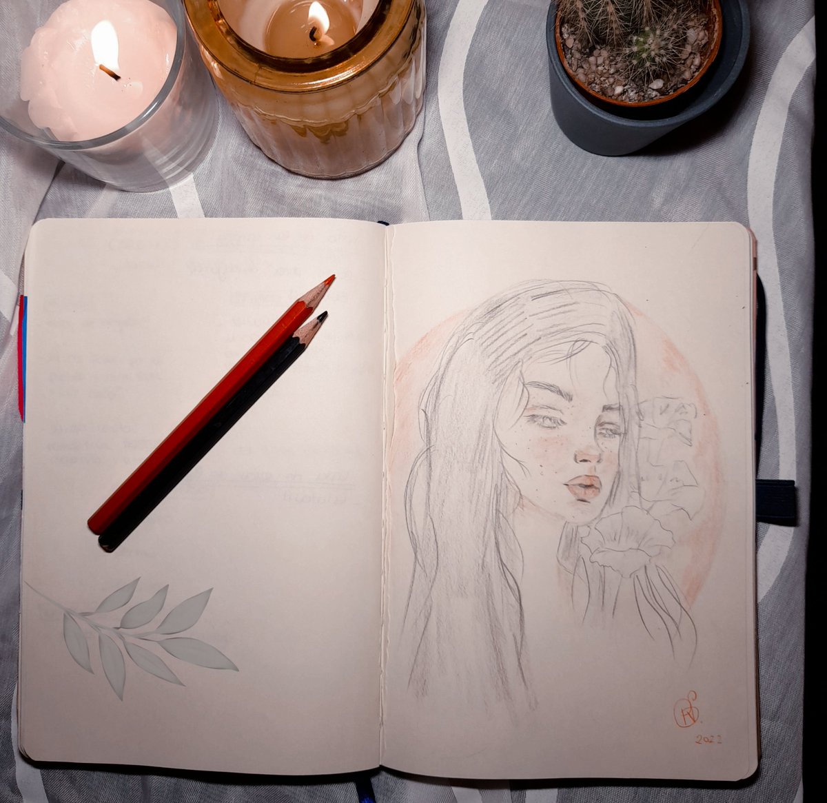 pincel_amarillo's tweet photo. Estoy empezando a meter un poco de color a mis retratos a lápiz. 🌸
#sketchbook #lápiz #chicasgilmore
#rorygilmore #painting #happypainting #artistherapy https://t.co/Q8H6nL67kG