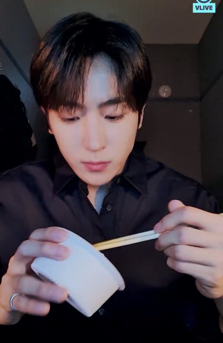 2hnmj's tweet photo. 아니 검은셔츠입고 팔걷어부치고 반지낀손으로 일회용젓가락들고 밥먹는남자 왤케쎅씨함 시발 
일수섹시 미침 https://t.co/yvCB4PBiLi