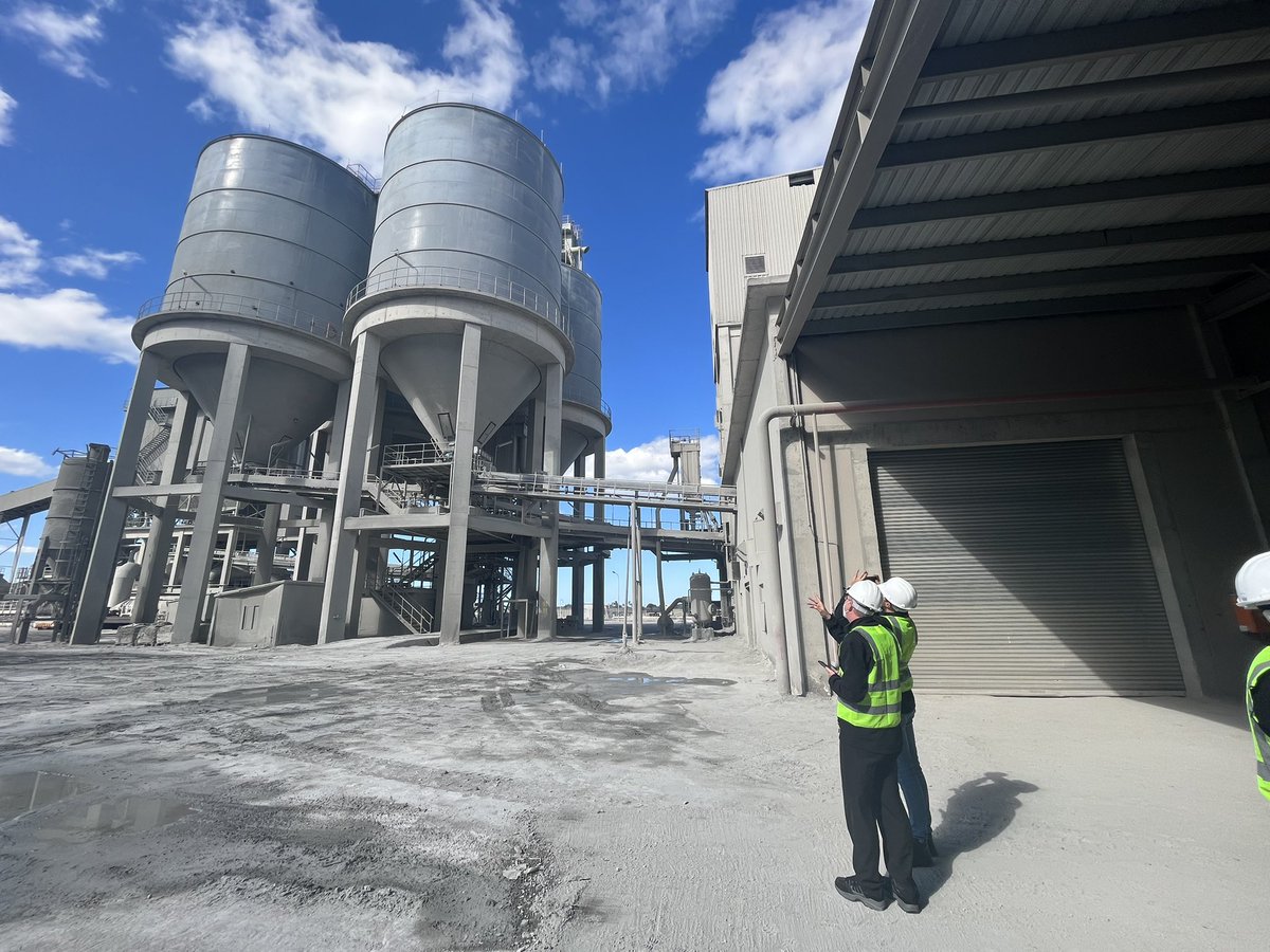 Hlengi's tweet photo. ๐Coega Industrial Development Zone,Gqeberha, Eastern Cape.
@The_DHS | ๐ฟ๐ฆ Minister Kubayi visited the CEMZA PTY (LTD) site,where she also engaged with the leadership of the precision engineered cement producer. #HousingTheNation #HousesSecurityComfort https://t.co/cYIQiLskj0