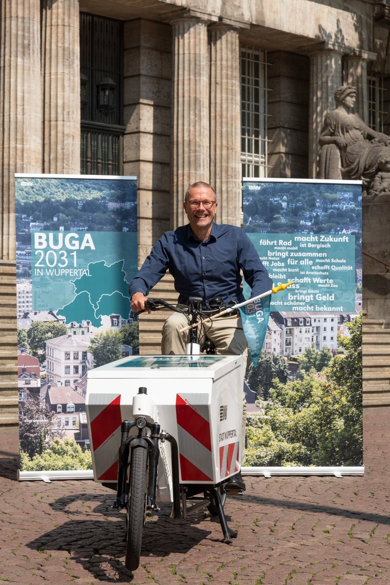 stadt_wuppertal's tweet photo. Ihr habt noch Fragen zur #BUGA2031? Morgen stehen wir mit dem #BUGA-Velo-Taxi in der Elberfelder Innenstadt, von 11 bis 17 Uhr am Döppersberg vor Wuppertal Touristik. #Wuppertals OB @UweSchneidewind ist nachmittags vor Ort und steht euch Rede und Antwort. #BUGATal https://t.co/5QAzhAu3XW