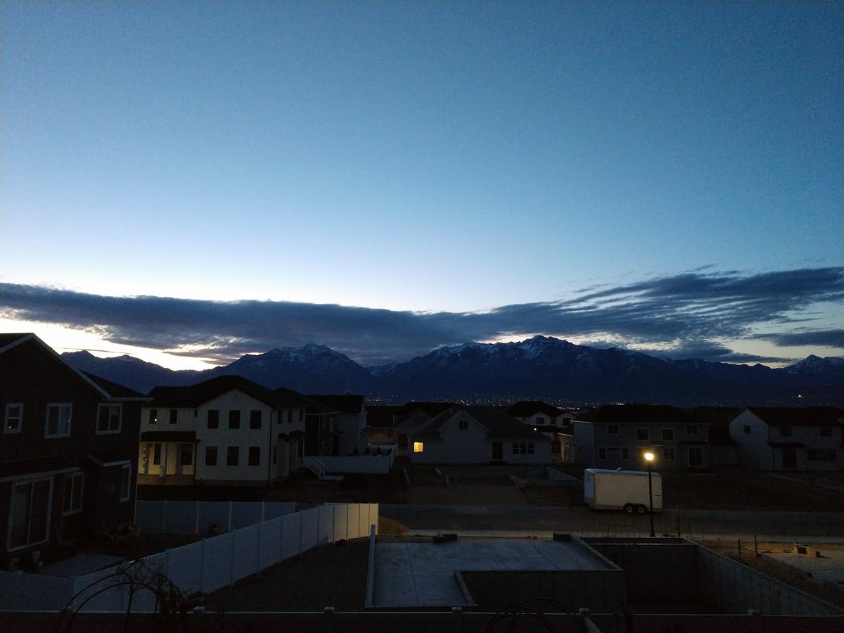LisaOyler's tweet photo. Thankful for the crisp morning air and another day to try to get it right. #morningdusk #TGIF #bringonfridaythe13th https://t.co/REYSYMVftG