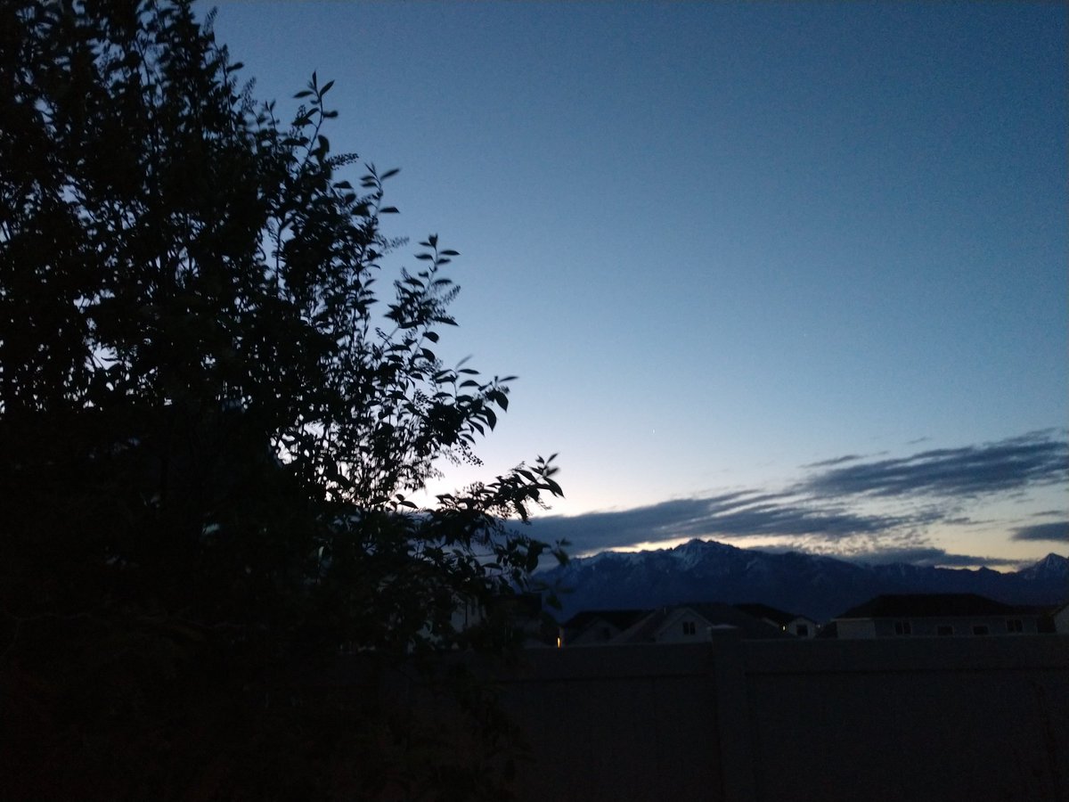 LisaOyler's tweet photo. Thankful for the crisp morning air and another day to try to get it right. #morningdusk #TGIF #bringonfridaythe13th https://t.co/REYSYMVftG