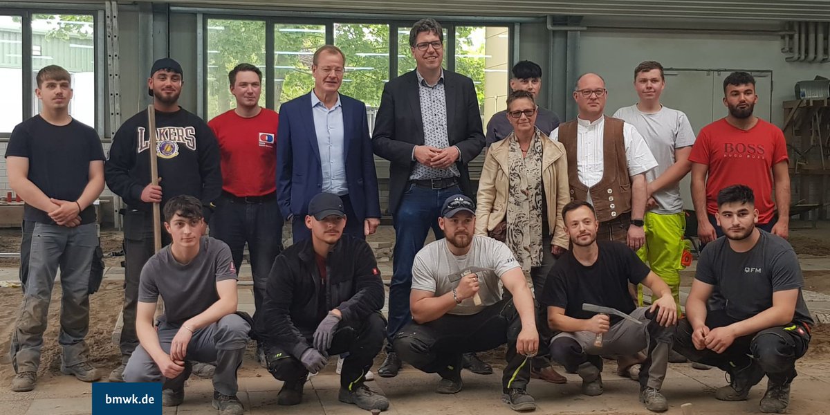 BMWE_'s tweet photo. U.a. mehr #Digitalisierung und #Nachhaltigkeit in der #Ausbildung der 19 Bauberufe - das #BMWK modernisiert aktuell die Ausbildungsordnung. Der Beauftragte für den #Mittelstand @MiKellner besucht das Ausbildungszentrum der #Bauwirtschaft in Berlin. #AusbildungSTARTEN https://t.co/4tu3bSMVQx