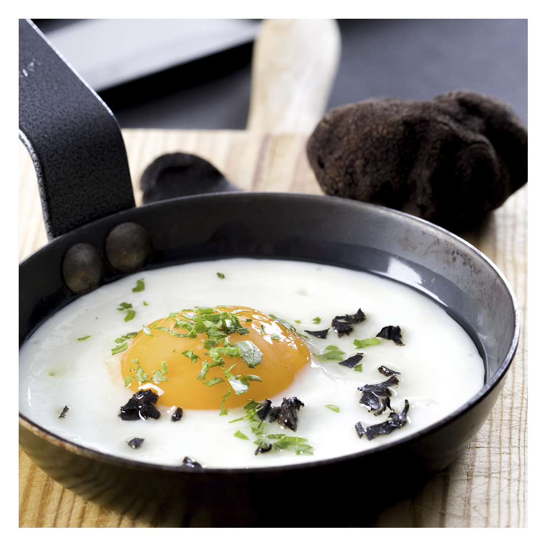 trufato's tweet photo. Huevos trufados, ¡una receta que nunca falla! 🍳  Y que, además, ¡admite multitud de combinaciones! 
⠀
#Trufato #Trufa #TrufaNegra #TrufaNegraDeTeruel https://t.co/hkzG6nDelb