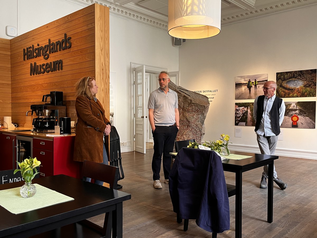Välkommen till museets nya utställning Efter skyfallet som invigdes idag av Po Tidholm och Peter Hoelstad.

halsinglandsmuseum.se/utstallningar/…