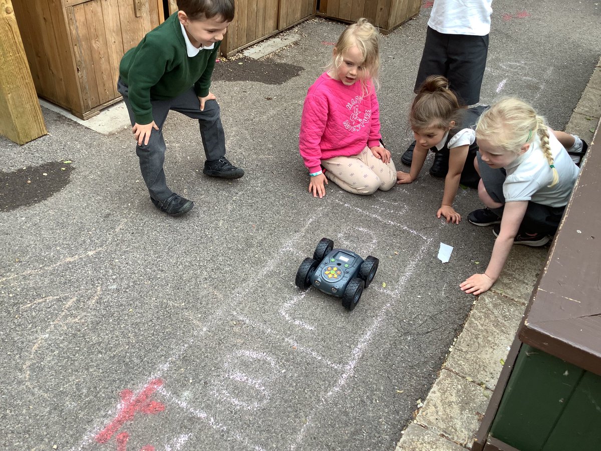 ashclasshh's tweet photo. This week, we had a go at using the rugged robots. We used the number lines to challenge ourselves by trying to get to a certain number! #HighHamComputing https://t.co/qDA9W27gMN