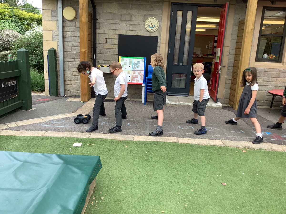 ashclasshh's tweet photo. This week, we had a go at using the rugged robots. We used the number lines to challenge ourselves by trying to get to a certain number! #HighHamComputing https://t.co/qDA9W27gMN